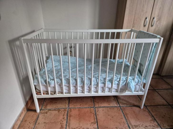 Wit Babybed met matras + ....., Kinderen en Baby's, Kinderkamer | Bedden, Gebruikt, Minder dan 140 cm, Minder dan 70 cm, Matras