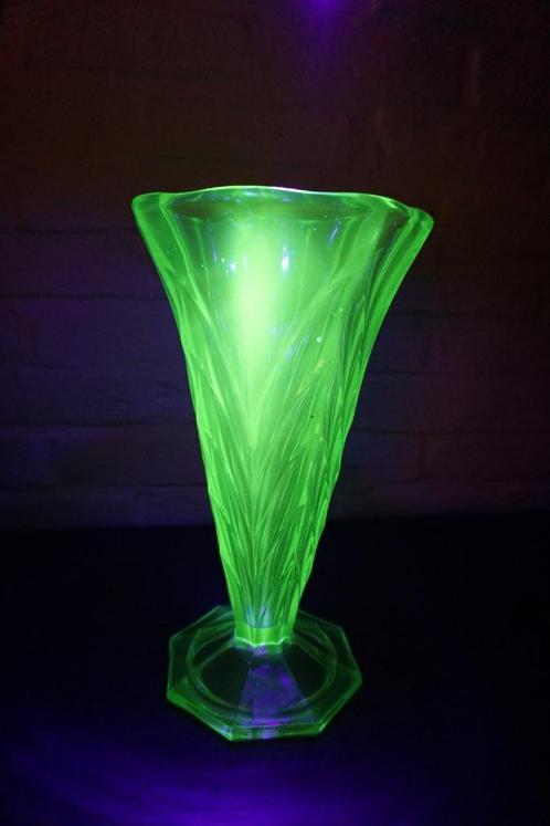 art deco uranium vaas tchecoslovaquie 1930's, Antiek en Kunst, Antiek | Glaswerk en Kristal, Ophalen of Verzenden