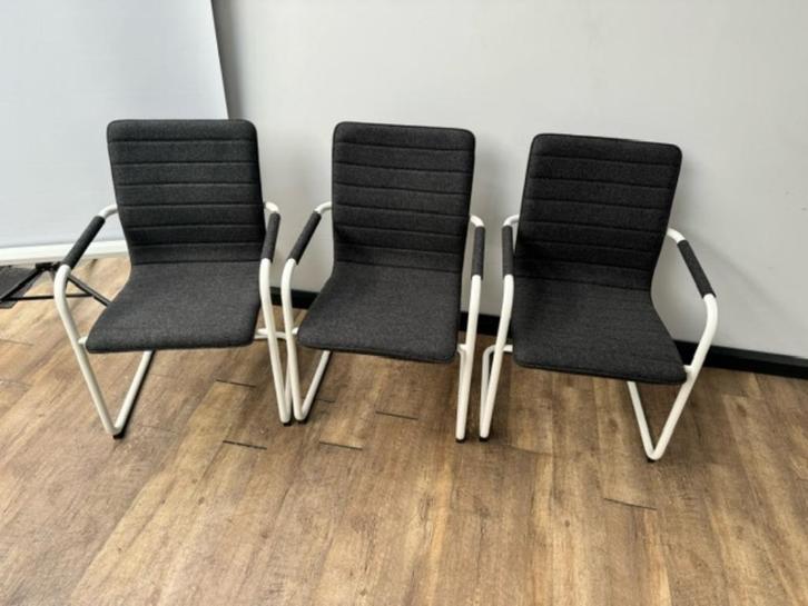 Vergaderstoel wolvilt (antraciet) wit frame, Hobby en Vrije tijd, Vilt, Wolvilt, Ophalen of Verzenden