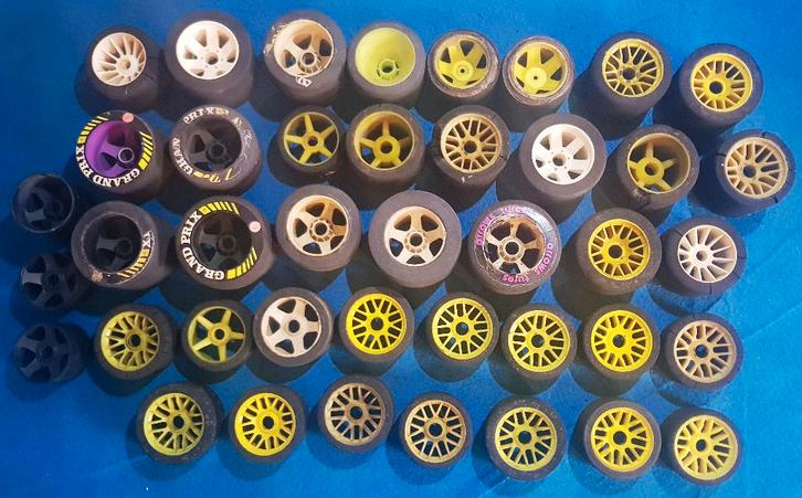 Lot van vintage 1/8 on-road voor-en achter foambanden/velgen, Hobby en Vrije tijd, Modelbouw | Radiografisch | Auto's, Gebruikt