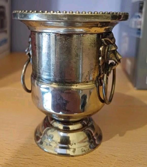 Pot en métal argenté, avec des têtes de lion sur les deux fa, Enlèvement ou Envoi, Argent