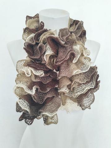 Zeer originele gebreide chenillesjaal met ruches beschikbaar voor biedingen