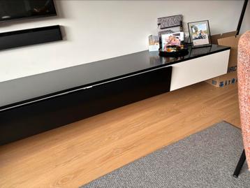 Hang dressoir beschikbaar voor biedingen