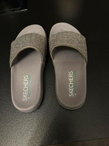 Gloednieuwe praktische  (bad) slippers maat 37 Skechers