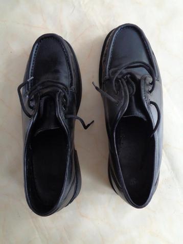 Zwarte schoenen beschikbaar voor biedingen