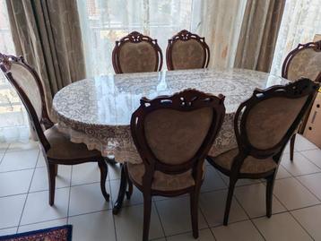 Eettafel en 6 stoelen antiek in goede staat beschikbaar voor biedingen
