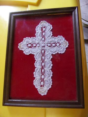 KANTEN KRUIS IN KADER ACHTER GLAS beschikbaar voor biedingen