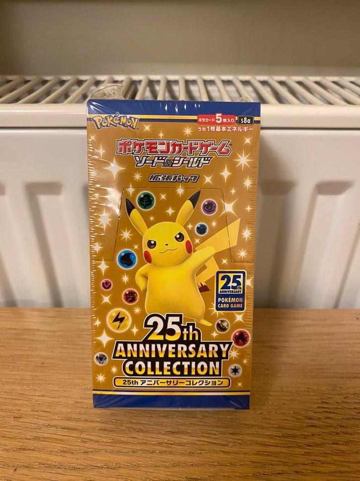 25th Anniversary Booster box (SEALED) - Pokemon kaarten, Hobby en Vrije tijd, Verzamelkaartspellen | Pokémon, Nieuw, Boosterbox