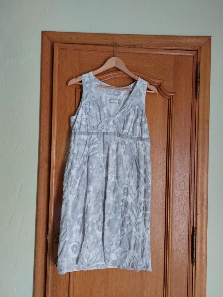 robe d'été blanc/gris taille 40 - "AP by Bruphils", Kleding | Dames, Jurken, Zo goed als nieuw, Maat 38/40 (M), Wit, Knielengte