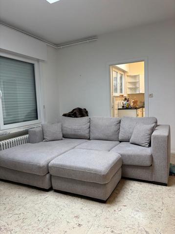 Zetel en bijpassende poef beschikbaar voor biedingen