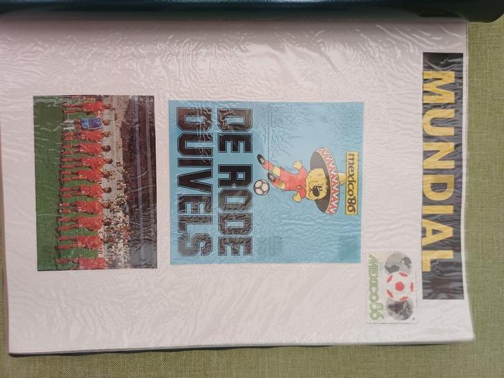 Zelfgemaakt gehandtekend boek Rode Duivels 1986, Verzamelen, Sportartikelen en Voetbal, Zo goed als nieuw, Boek of Tijdschrift