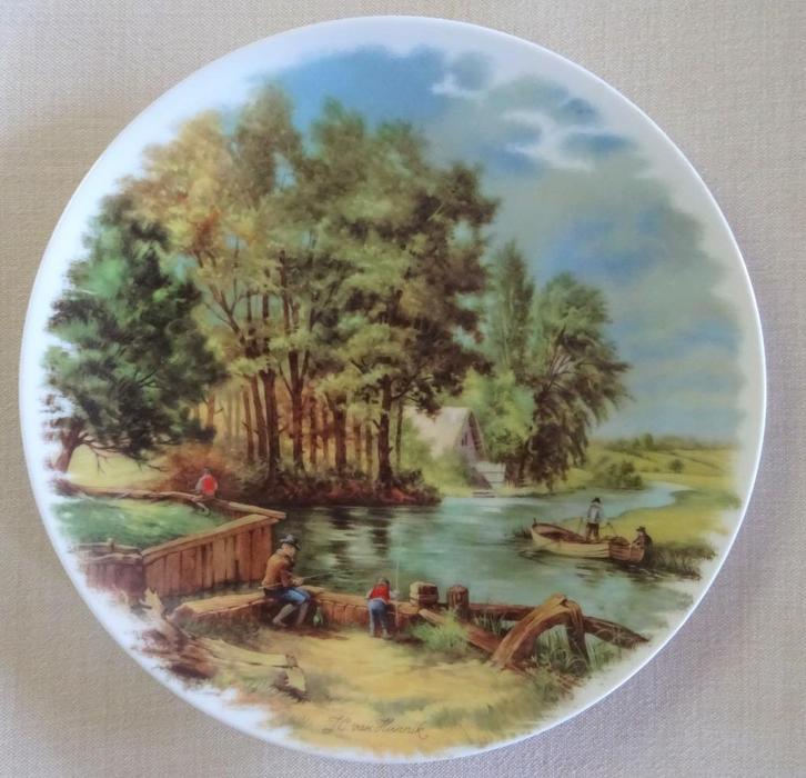 Handgeschilderd gesigneerd sierbord Royal Schwabap: Vissers, Antiek en Kunst, Antiek | Porselein, Ophalen of Verzenden