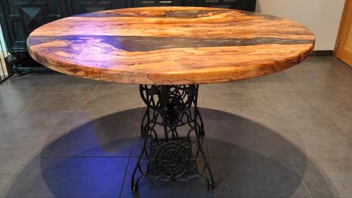 Table ronde en bois/époxy sur un pied Singer style ancien, Antiek en Kunst, Antiek | Meubels | Tafels, Ophalen