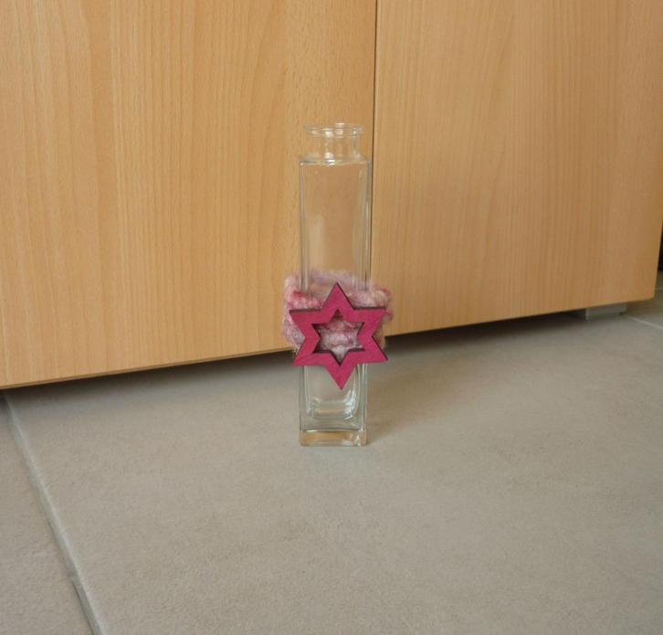 Lange smalle glazen vaas met roze fuchsia touw en ster, Huis en Inrichting, Woonaccessoires | Vazen, Ophalen of Verzenden