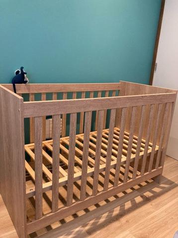 Mooi houten babybed 120x60 beschikbaar voor biedingen