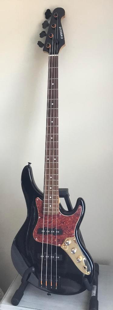 FUNKMACHINE ZWART ACTIEF 3,7 KG, Muziek en Instrumenten, Snaarinstrumenten | Gitaren | Bas, Gebruikt, Ophalen