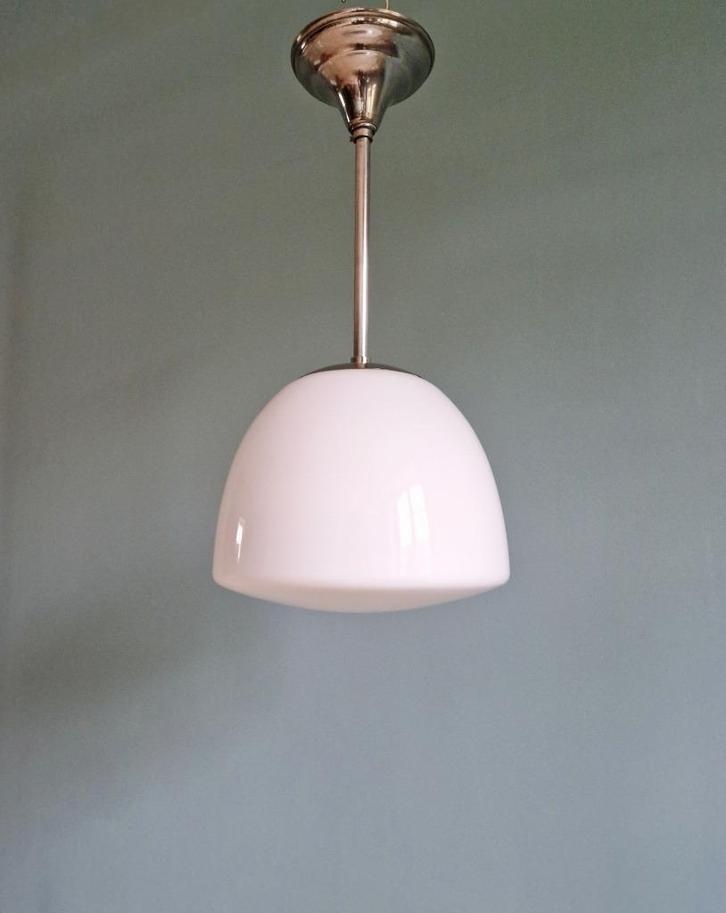 Art Deco hanglamp in wit opaline en verchroomd metaal, Antiek en Kunst, Antiek | Verlichting, Ophalen of Verzenden