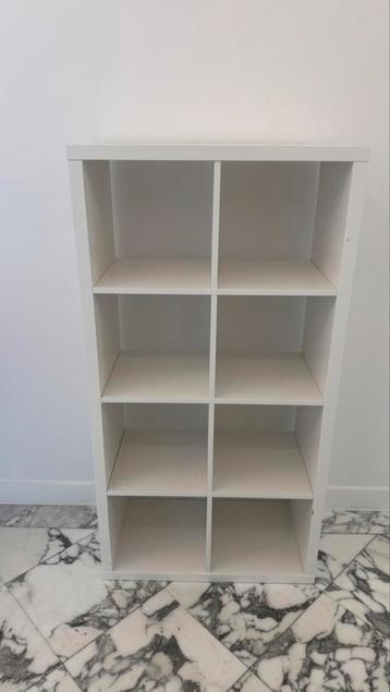 Witte kast met vakken (2 verkrijgbaar) beschikbaar voor biedingen