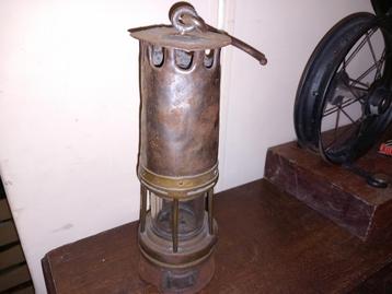Oude mijnwerkerslamp. beschikbaar voor biedingen