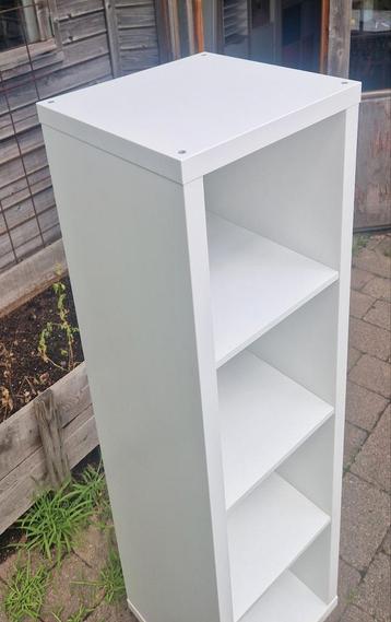 2 maal 1*4 vaks en 1 maal 8 vaks Kallax kast. beschikbaar voor biedingen