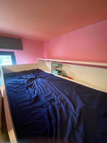 Verhoogd bed met buro en kast eronder beschikbaar voor biedingen