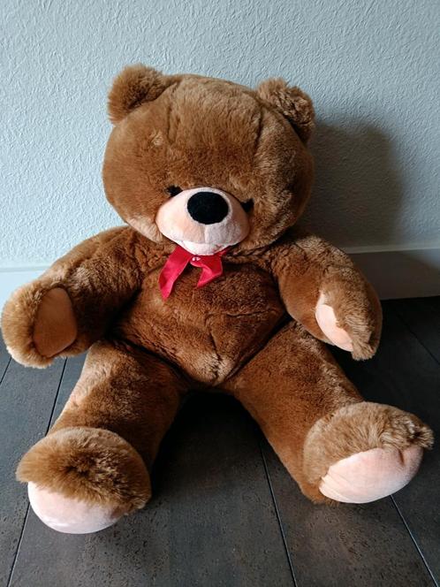 Grote bruine beer (70 cm) met rode strik, Kinderen en Baby's, Speelgoed | Knuffels en Pluche, Zo goed als nieuw, Beer, Ophalen
