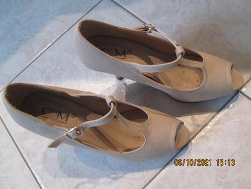 Escarpins beiges à talons « C’M PARIS » P : 39, Kleding | Dames, Schoenen, Zo goed als nieuw, Pumps, Beige, Ophalen of Verzenden