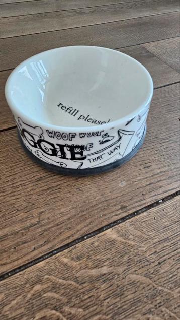 Voerbak voor honden beschikbaar voor biedingen