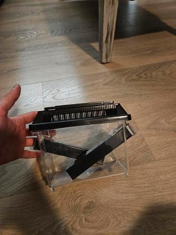 Opbergbakje voor krekels en dergelijke makkelijk verplaatsen beschikbaar voor biedingen