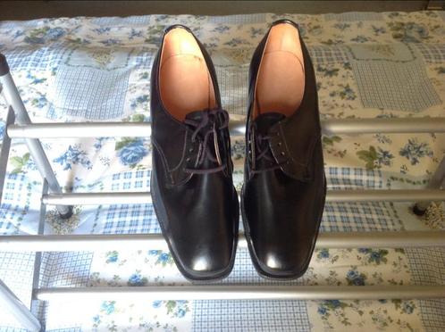 Chaussures à lacets noires en cuir 41 ou 42 neuves., Collections, Objets militaires | Général, Armée de l'air, Enlèvement ou Envoi