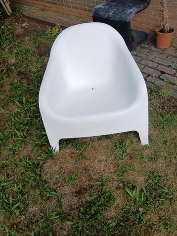 Witte laag bij de grond zittende  stoel/zetel beschikbaar voor biedingen