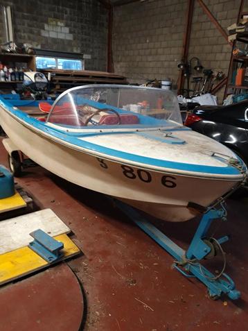 Mooie retro motorboot met motor, trailer en afdekzeil beschikbaar voor biedingen