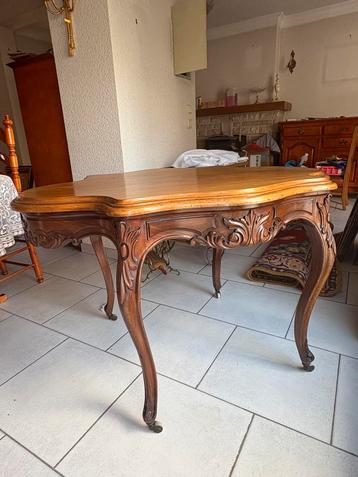 Mooie antieke salontafel met elegant gebogen poten beschikbaar voor biedingen