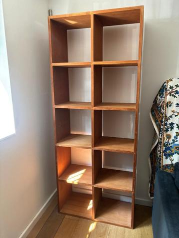 Armoire cubique ouverte en bois dur