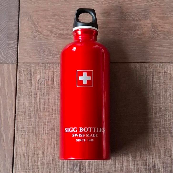 Nieuwe Sigg traveller waterfles rood 0.6l, Sport en Fitness, Drinkbussen, Ophalen of Verzenden