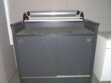 Kast met folierolhouder beschikbaar voor biedingen