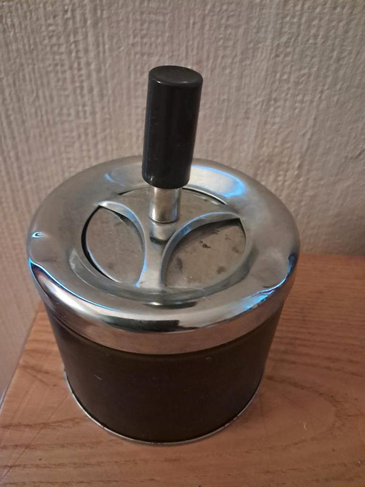 Cendrier à poussoir rotatif à 360 degré., Collections, Articles de fumeurs, Briquets & Boîtes d'allumettes, Neuf, Cendrier, Enlèvement