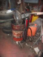 Oude vetpomp op rolwagen, Zakelijke goederen, Machines en Bouw | Pompen en Compressoren, Ophalen