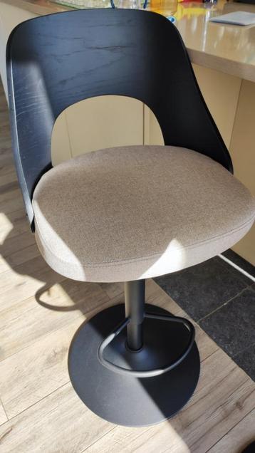 Barstoelen 2 stuks beschikbaar voor biedingen