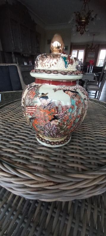 Vintage pot beschikbaar voor biedingen