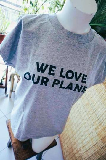 grijs T-shirt: We Love Our Planet beschikbaar voor biedingen