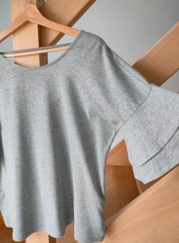 Prachtige glitter T-shirt met open rug. Zeer speciale mouwen beschikbaar voor biedingen