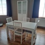 Ikea tafel, 4 stoelen en vitrine kast, Ophalen, Zo goed als nieuw