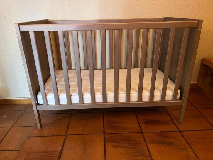 Cot, IKEA , 60x120 cm met met matras in nieuwstaat, Kinderen en Baby's, Kinderkamer | Bedden, Matras, Ophalen