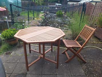 petite table de jardin et 1 chaise