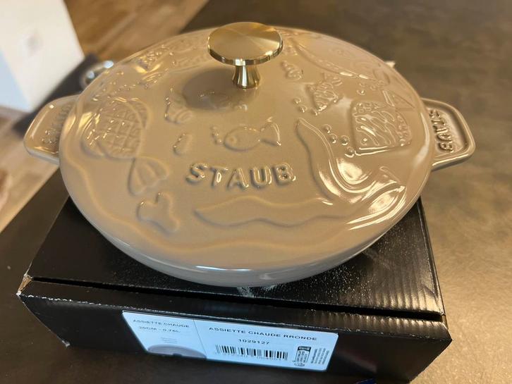 Nieuwe ronde staub ovenschaal met deksel 20 cm Sesam, Huis en Inrichting, Keuken | Potten en Pannen, Nieuw, Koekenpan of Braadpan