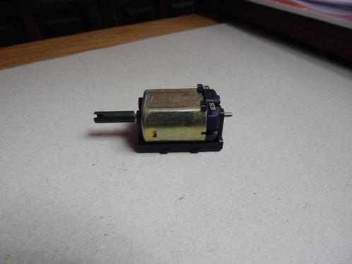 Modelbouwmotor met bodemplaat en cardanaansluiting, Hobby en Vrije tijd, Modeltreinen | H0, Zo goed als nieuw, Locomotief, Gelijkstroom