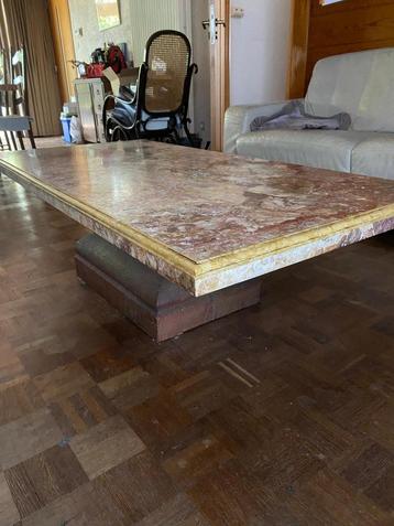 Unieke marmeren salontafel Brêch Marie Antoinette beschikbaar voor biedingen