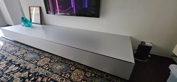 Televisiekast beschikbaar voor biedingen