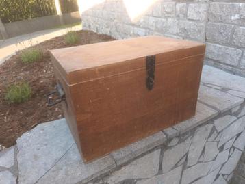 Belle boîte en bois avec couvercle pliable et poignées